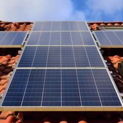 Equipamentos de energia solar e baterias